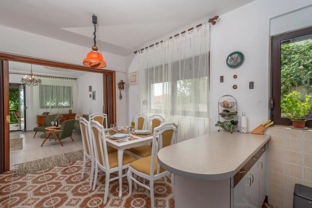 Daire Unique Beachfront Apt With Garden & Grill, Near Trogir