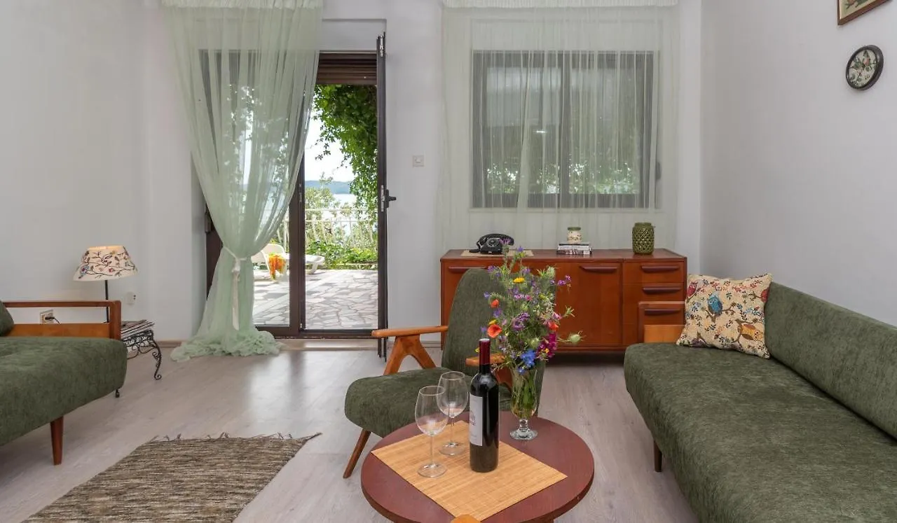 Unique Beachfront Apt With Garden & Grill, Near Trogir Daire