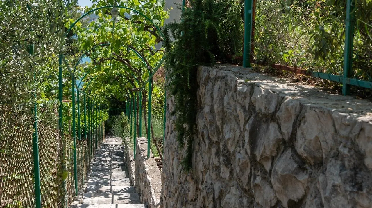 Unique Beachfront Apt With Garden & Grill, Near Trogir