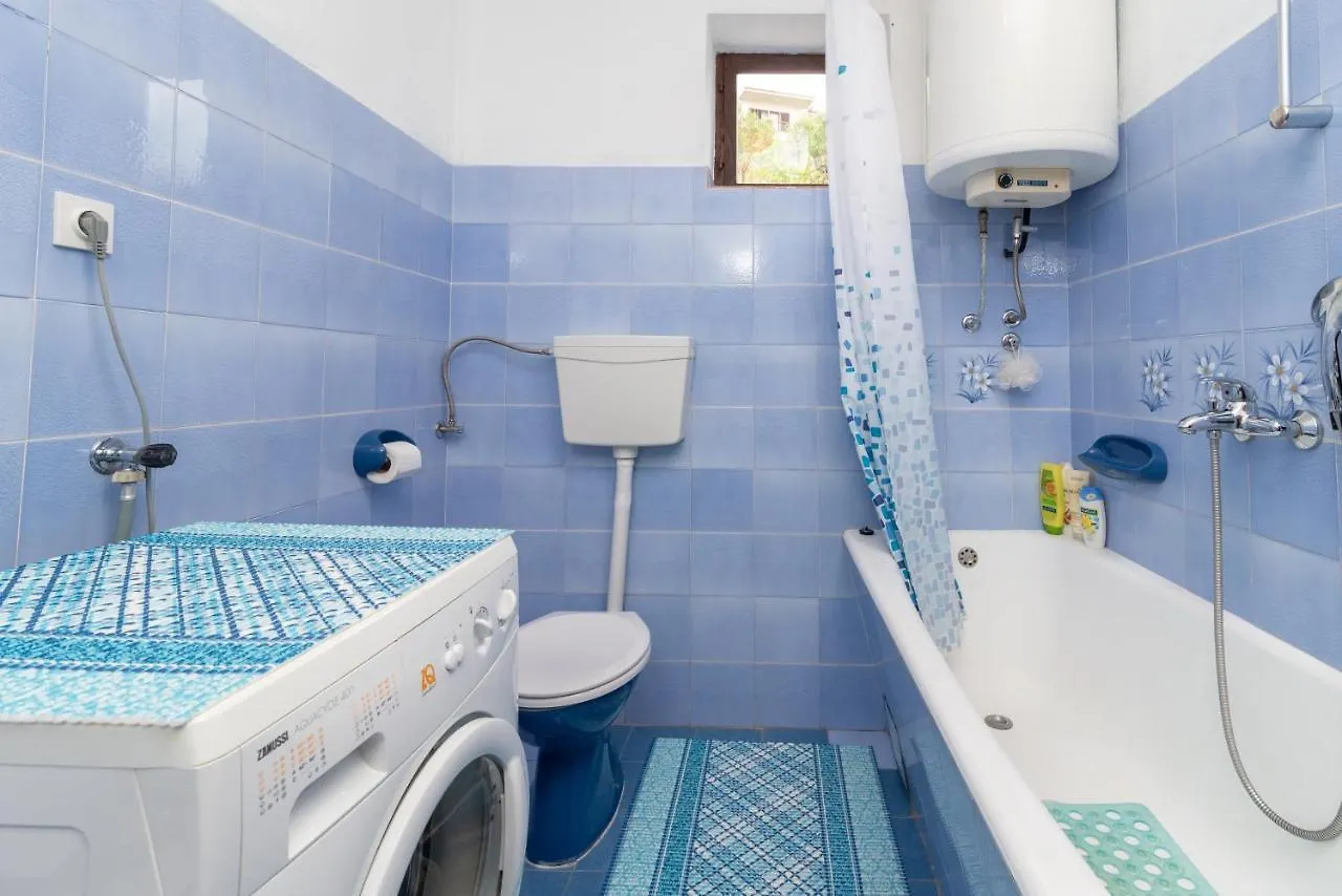 Unique Beachfront Apt With Garden & Grill, Near Trogir Daire