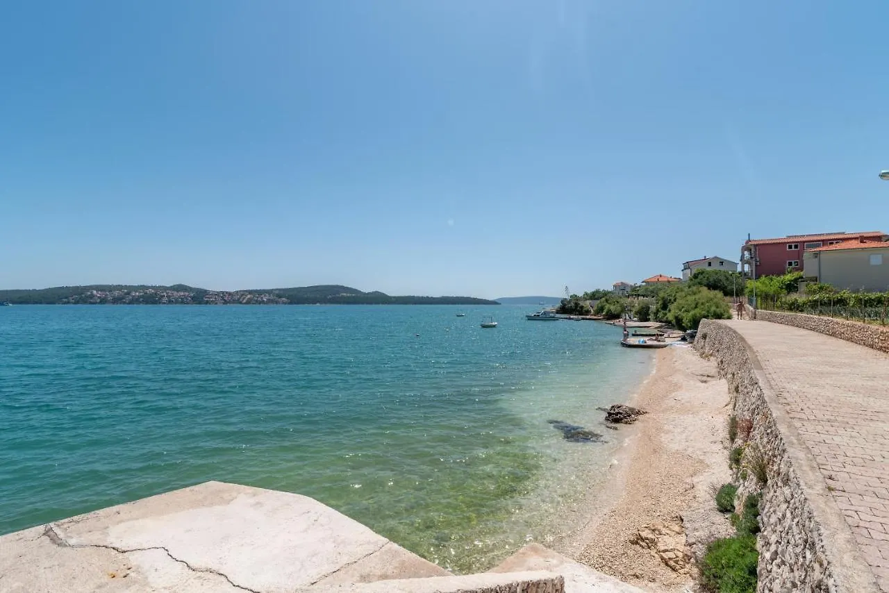 Unique Beachfront Apt With Garden & Grill, Near Trogir Daire