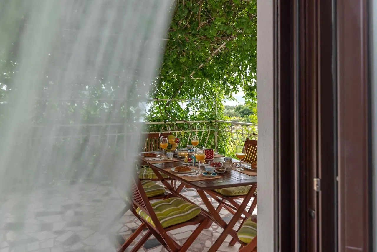 Unique Beachfront Apt With Garden & Grill, Near Trogir
