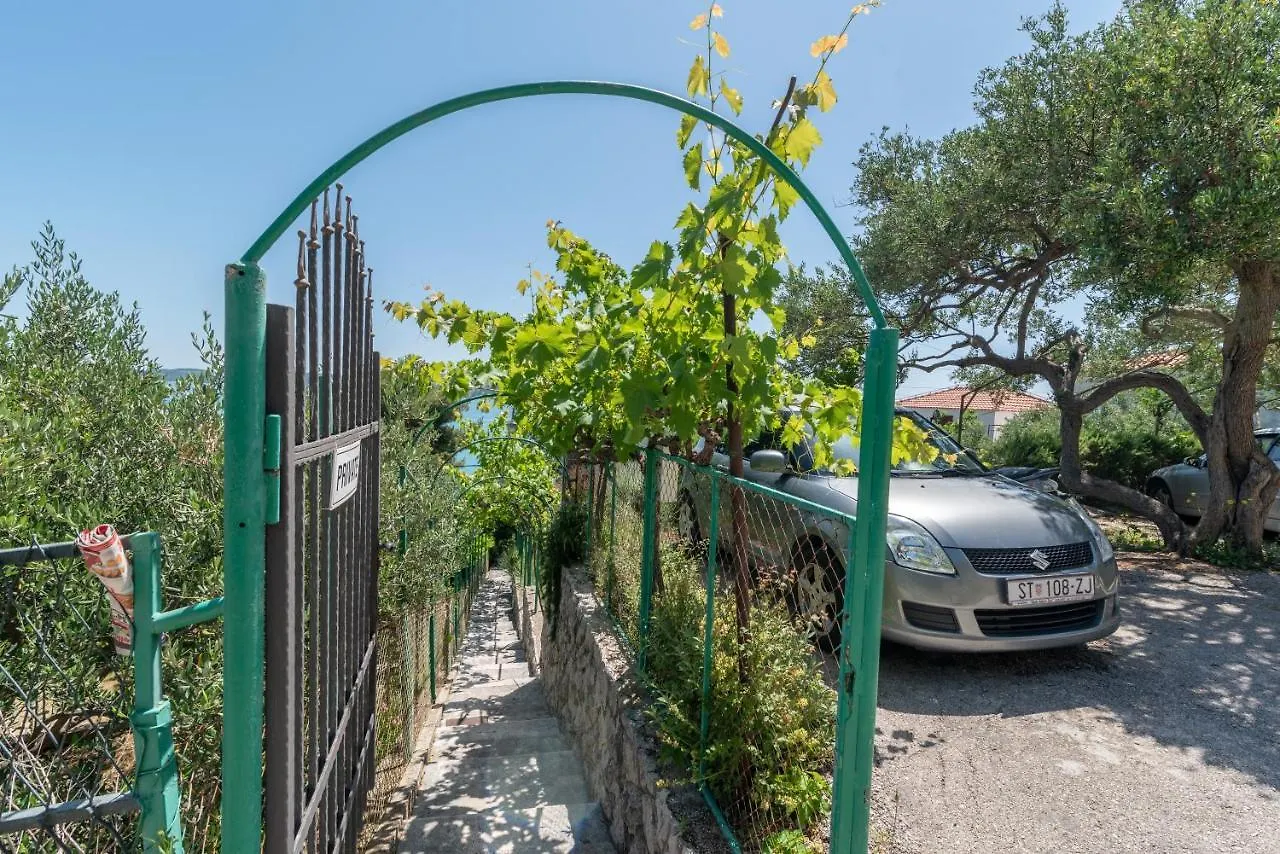 Daire Unique Beachfront Apt With Garden & Grill, Near Trogir