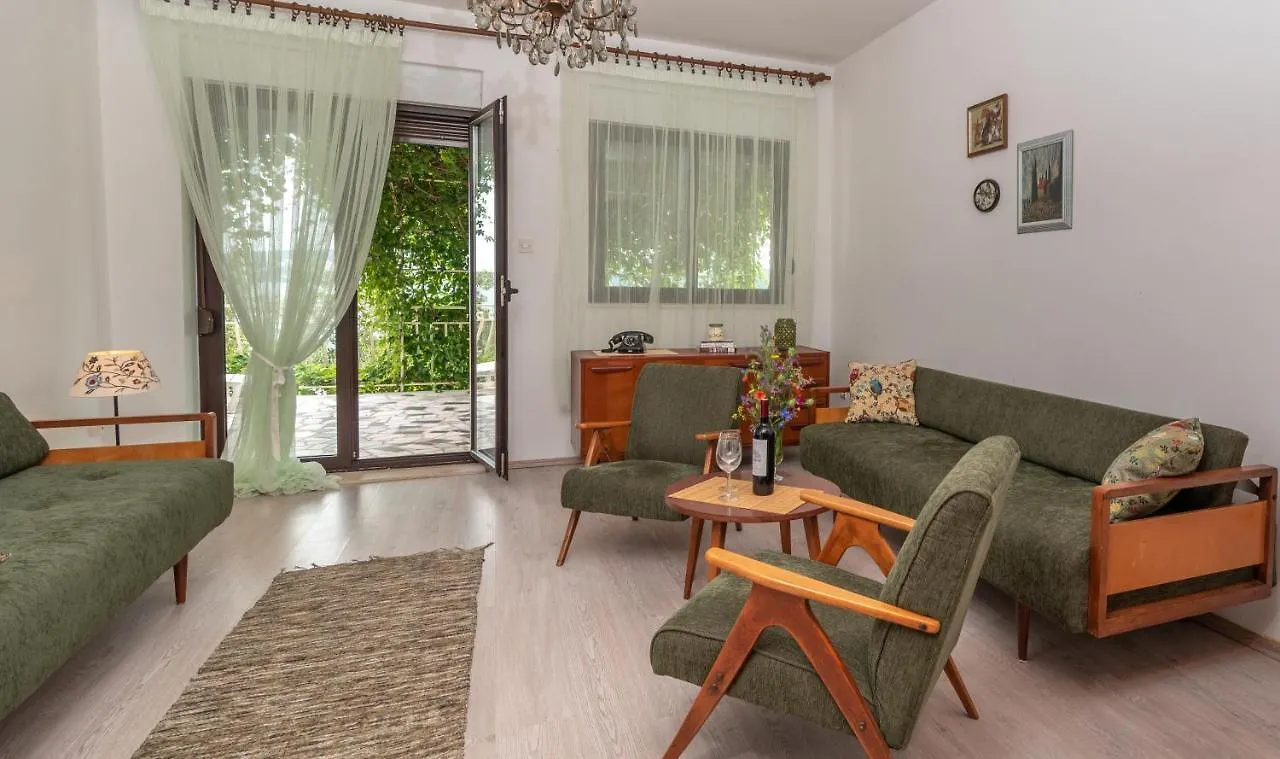 Unique Beachfront Apt With Garden & Grill, Near Trogir 0*,